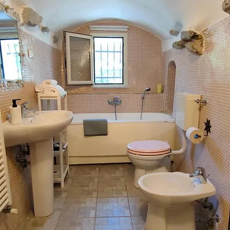 La Casa Delle Pietre Parlanti - Casa In Pietra Ai Piedi Del Parco Delle 5 Terre Frühstückspension